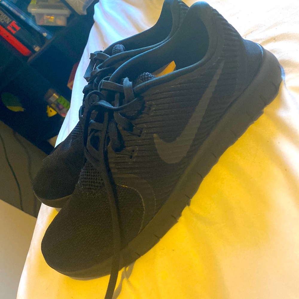 Nike Runners lightly used , good quality !! 🌟